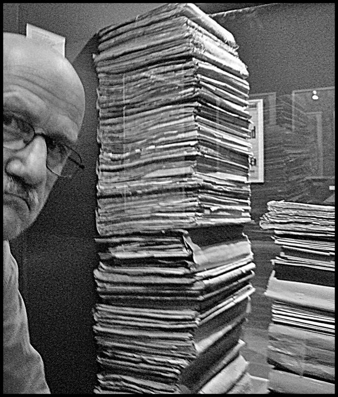 Pedro Meier Selbstporträt mit Notizheften von Adolf Wölfli Kunstmuseum Bern 2008, Pedro Meier Lyriker Schriftsteller, Multimedia Artist, Künstlerlexikon SIKART Zürich – Serendipity & Gesamtkunstwerk – die Notizbücher als Kern des künstlerischen Schaffens *
https://de.wikipedia.org/wiki/Pedro_Meier
Pedro Meier – Wikipedia
*