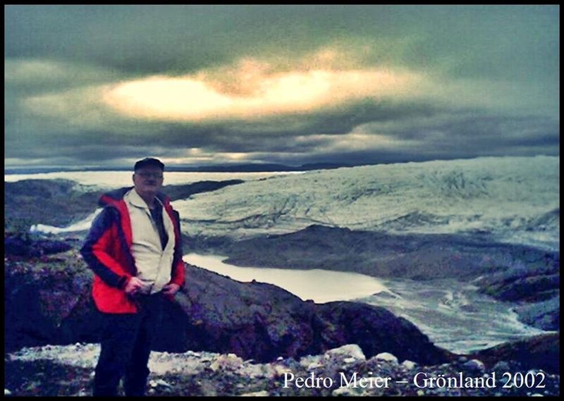 Pedro Meier  Grönland 2002 – Wanderung, Exkursion auf Inlandeis, Gletscher, Eiskappe – Kangerlussuaq Fjord, Søndre Strømfjord – Schreibort, Malort – Ein Sommer-Atelier in Greenland – Schreiben und Malen in Grönland – Art Performance, Installation – Mit Schneeschuhen auf Motivsuche – Im Kajak durch Flüsse und Eismeer Grönlands – Moschusochsen, Polarfüchse, Arktische Wölfe, Eisbären, Schneehasen, Karibu und Rentiere – Krimi &amp; Tatort – Archiv Foto – Pedro Meier, Lyriker, Schriftsteller, Multimedia Artist *
https://de.wikipedia.org/wiki/Pedro_Meier
Pedro Meier – Wikipedia
*