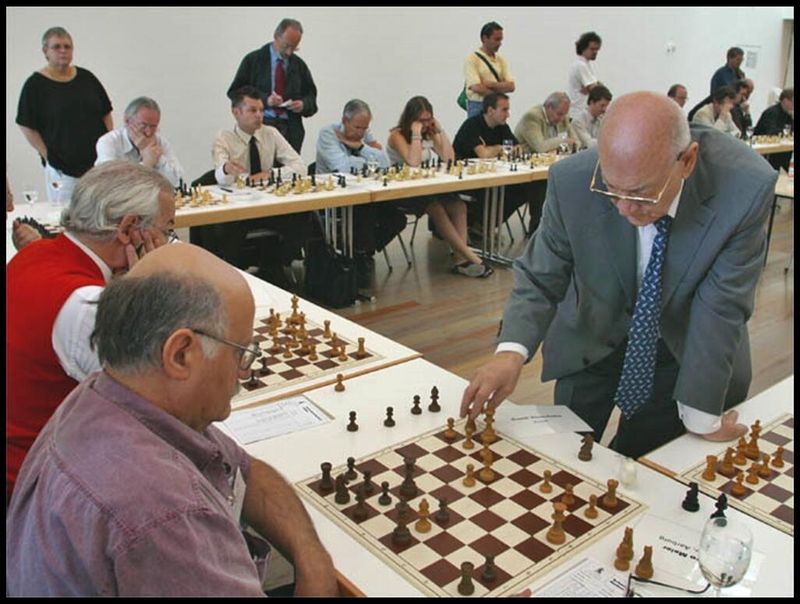 Pedro Meier Schachspiel mit Viktor Kortschnoi, Schachgrossmeister, zweimal Schach-Vizeweltmeister (gegen Anatoli Karpow), Kortschnoi wurde 2006 Schach-Seniorenweltmeister, mehrmals Teilnahme an Schacholympiade – Foto Pedro Meier mit Viktor Kortschnoi, Simultanschach Basel 2003 *
https://de.wikipedia.org/wiki/Pedro_Meier
Pedro Meier – Wikipedia
*