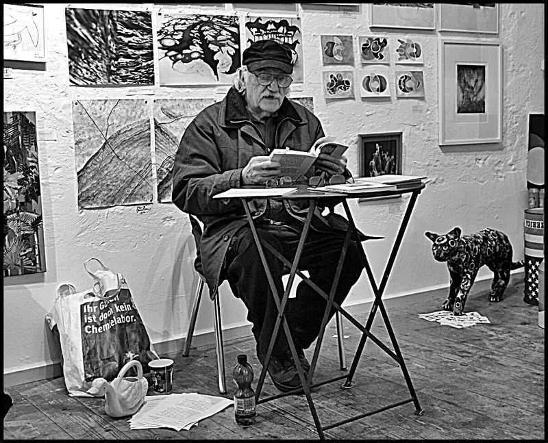 Pedro Meier Lyriklesung PARALLELWELTEN Autorenlesung Galerie 16b, Ausstellungsstrasse Zürich, Kunstrausch 15.12.2022, Foto Philipp Wyrsch, Pedro Meier, Lyriker, Schriftsteller, Multimedia Artist, Künstlerlexikon SIKART – Haus für Poesie – www.literaturport.de/lexikon/pedro-meier/ *
https://de.wikipedia.org/wiki/Pedro_Meier
Pedro Meier – Wikipedia
*
