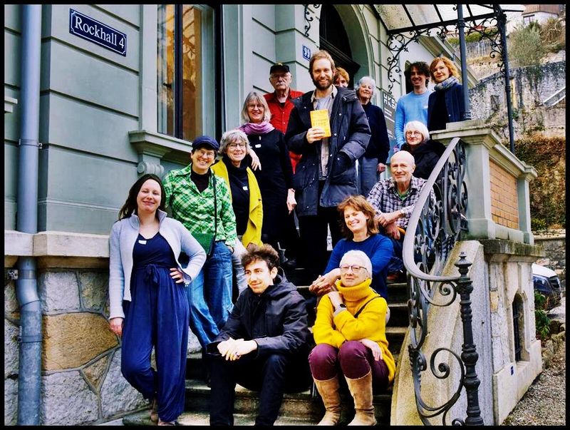 Pedro Meier (rotes Hemd) – neben Heinz Helle mit seinem Buch »Der beruhigende Klang von explodierendem Kerosin« – Schreibatelier, Creative Writing, Textwerkstatt, Lesung – Schweizerisches Literaturinstitut Biel-Bienne, 8.- 9. Februar 2025 – Foto Barbara Esther Siegrist – Pedro Meier, Lyriker, Schriftsteller, Multimedia Artist – https://www.literaturport.de/lexikon/pedro-meier/ *
https://de.wikipedia.org/wiki/Pedro_Meier
Pedro Meier – Wikipedia
*