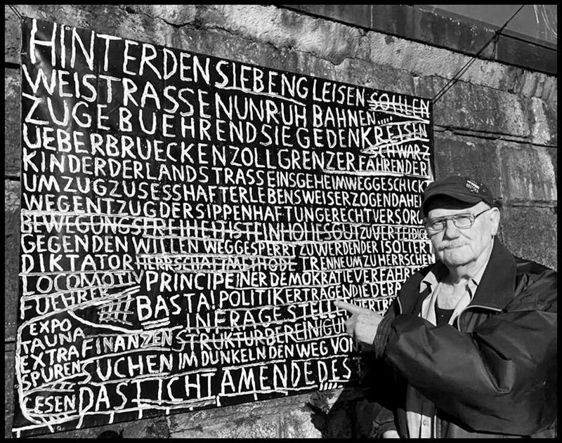 Pedro Meier – vor Schriftbild, Calligraphy, Schreibort – von Dani Jehle (1963-2021) – am Bahndamm beim Alten Spital Solothurn – Foto 2022 Daniel Eymann Galerie Löiegruebe – Pedro Meier, Lyriker, Schriftsteller, Multimedia Artist – Serendipity – Chronik des Augenblicks – Gesamtkunstwerk – https://www.literaturport.de/lexikon/pedro-meier/
*
https://de.wikipedia.org/wiki/Pedro_Meier
Pedro Meier – Wikipedia
*