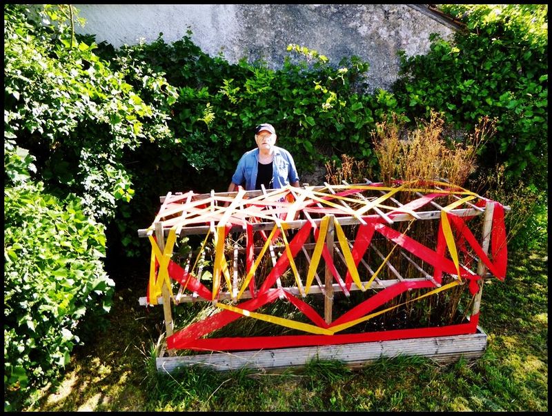 Pedro Meier – Luftkoffer – Luft-Kabbala – Land Art Projekt 2019 – Verknüpfung, Verbindung, Umhüllt, Verschnüren – Organische, Rote und Gelbe Jute-Bänder – Holzlatten, Dachlaterne – Paraphrase zu Paracelsus Mystik, Alchemie, Astrologie Mythologie – Schamane, Schamanismus – Installation und Performance Art – Ort Jurasüdfuss Atelier- und Skulpturengarten Pedro Meier Niederbipp – Artwork by Pedro Meier, Lyriker, Schriftsteller, Multimedia Artist – Mitglied bei PANCH – Performance Art Network CH – www.literaturport.de/lexikon/pedro-meier/
*
https://de.wikipedia.org/wiki/Pedro_Meier
Pedro Meier – Wikipedia
*