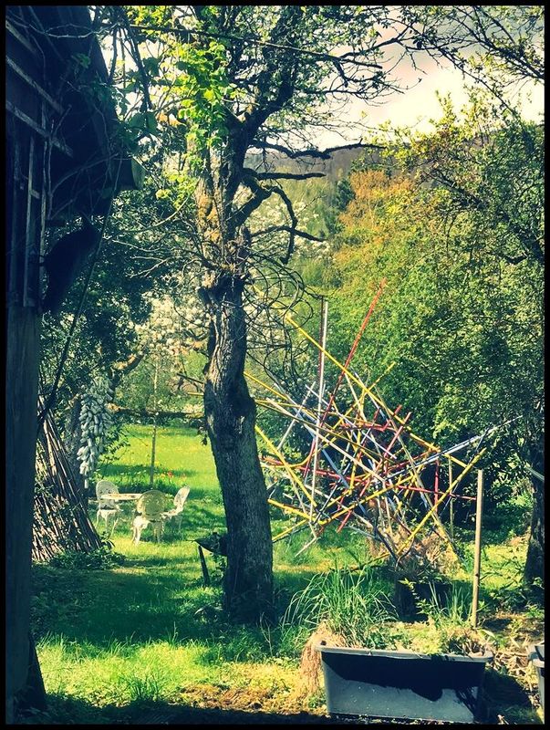 Pedro Meier – Ateliergarten – Mikado-Skulpturen – Metall-Skulpturen – Niederbipp – Ostern 2025 – Artwork by Pedro Meier, Schriftsteller, Lyriker, Multimedia Artist, Niederbipp, Oberaargau, Jurasüdfuss – www.literaturport.de/lexikon/pedro-meier/ *
https://de.wikipedia.org/wiki/Pedro_Meier – Wikipedia
