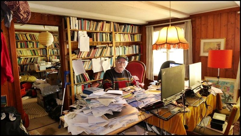 Pedro Meier Schreibort, Manuskripte, Handbibliothek, Work in Progress. Atelier Niederbipp, Oberaargau, Jurasüdfuss. Pedro Meier, Schriftsteller, Lyriker, Wortakrobat, Künstler, Conceptual Art, Multimedia Artist. Autorenlexikon ADS Schweiz, Literaturport Berlin, Foto 2025 – www.literaturport.de/lexikon/pedro-meier/ *
https://de.wikipedia.org/wiki/Pedro_Meier – Wikipedia
*