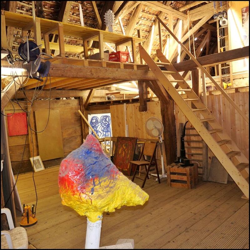 Pedro Meier Atelier in der Scheune (ehemalige Heubühne, Ökonomieteil) – Bauernhaus Niederbipp, Arbeitsplatz – im Vordergrund eine Skulptur, Titel: – »Frau von Schwamendingen« (Kopf bemalt, Drahtgeflecht, Zeitungspapier, Lackfarben) – im Hintergrund: – »Wilde Malereien« – Foto 2025 – Artworks by Pedro Meier, Schriftsteller, Lyriker, Multimedia Artist, Conceptual Art – www.literaturport.de/lexikon/pedro-meier/ *
https://de.wikipedia.org/wiki/Pedro_Meier – Wikipedia
*
