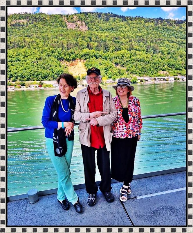 Pedro Meier – Literaturschiff Bielersee – Lesungen mit Gerlinde Michel, Ruth Loosli und Pedro Meier Der Himmel über Utopia) – Moderation Teres Liechti Gertsch – Autorenlesung Bielerseerundfahrt bis Sankt Petersinsel – Berner Schriftsteller Verein BSV – Caracol Verlag – Verlag Edition 8 – 10.5.2025 – Gesamtkunstwerk – www.literaturport.de/lexikon/pedro-meier/ *
https://de.wikipedia.org/wiki/Pedro_Meier – Wikipedia
*
