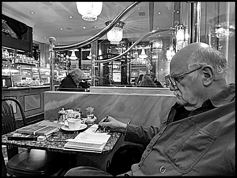 Pedro Meier ein Schreibort der Mikroromane, Zürich Hotel Schweizerhof Bar. Schwarz-Weiß Foto 2019, Schreibend Unterwegs, Chronik des Augenblicks, Pedro Meier, Schriftsteller, Lyriker, Multimedia Artist, Conceptual Art, Kunstnomade Gesamtkunstwerk – DADA FLUXUS – www.literaturport.de/lexikon/pedro-meier/ *
https://de.wikipedia.org/wiki/Pedro_Meier – Wikipedia
*