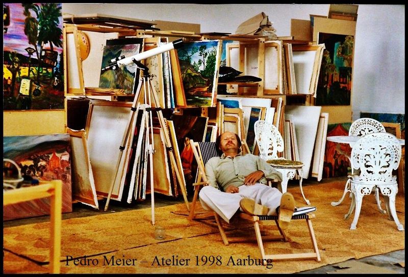 Pedro Meier Atelier 1999 Alte Gerberei, Fabrikareal Aarburg mit alten englischen Chesterfield-Möbeln, Pedro Meier Schriftsteller, Multimedia Artist, Conceptual Art, Spoken Word Performance, Autorenlexikon AdS Schweiz, Künstlerlexikon SIKART Zürich Visarte – www.literaturport.de/lexikon/pedro-meier/ *
https://de.wikipedia.org/wiki/Pedro_Meier – Wikipedia
*