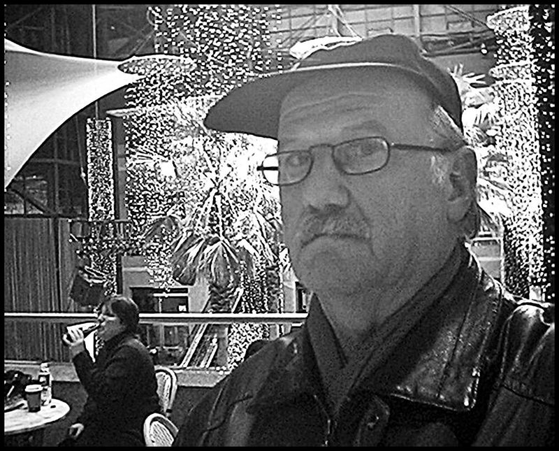 Pedro Meier – New York Rockefeller Center, Unterwegs Dezember 2004, Autoportrait, Selbstbildnis, Pedro Meier Schriftsteller, Lyriker, Multimedia Artist, Conceptual Art, Kunstnomade, Foto Selfie Art Project by Pedro Meier, Autorenlexikon AdS Zürich – www.literaturport.de/lexikon/pedro-meier/ *
https://de.wikipedia.org/wiki/Pedro_Meier – Wikipedia
*