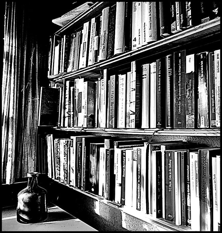 Pedro Meier – Bücherecke mit Blumenvase, Atelier-Laube, Bibliothek, Schreibort, Leseort, Atelierhaus Niederbipp am Jurasüdfuss – Pedro Meier, Lyriker, Schriftsteller, Multimedia Artist, Conceptual Art, Spoken Word Performance, FLUXUS DADA, Gesamtkunstwerk – www.literaturport.de/lexikon/pedro-meier/ *
https://de.wikipedia.org/wiki/Pedro_Meier – Wikipedia
*