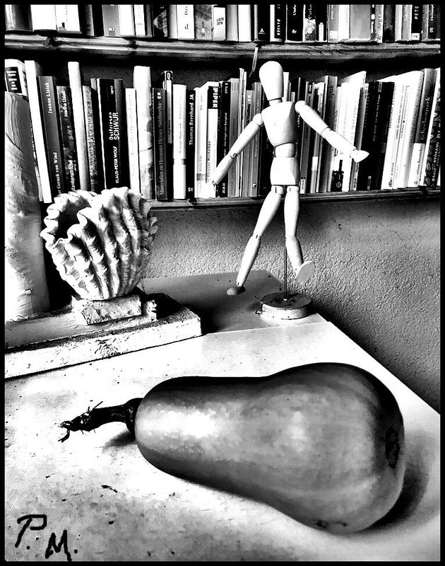 Pedro Meier, Stillleben mit Moschus-Kürbis, Gliederpuppe, Jakobsmuschel, Bibliothek Krimis, Serendipity-Prinzip, Moleskine, Schreibort, Skriptorium Pedro Meier Schriftsteller, Multimedia Artist Niederbipp Jurasüdfuss, Autorenlexikon Literaturport Berlin – www.literaturport.de/lexikon/pedro-meier/ *
https://de.wikipedia.org/wiki/Pedro_Meier – Wikipedia
*