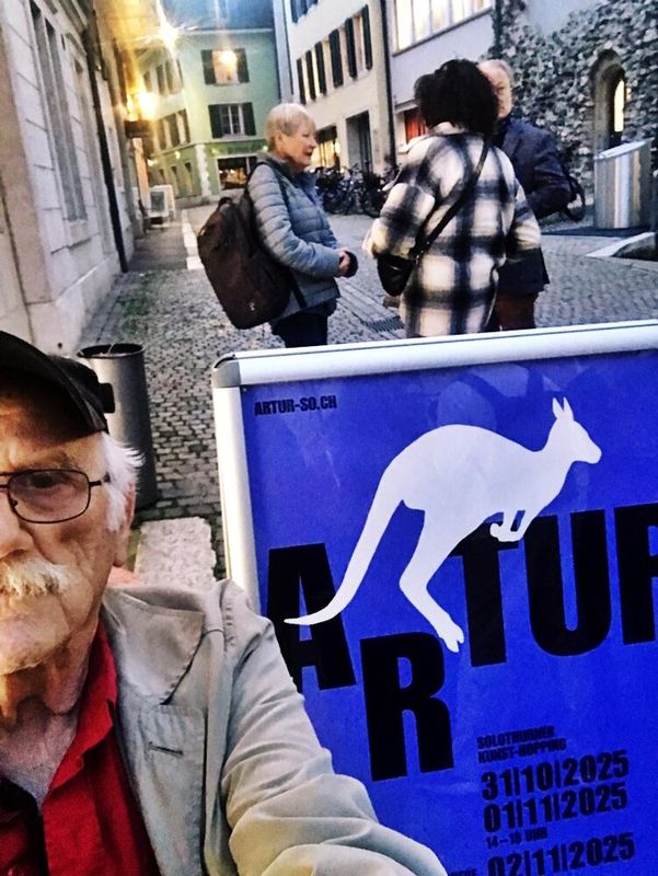 Pedro Meier ARTUR Solothurner Kunst-Hopping 2025 Galerie Löiegruebe Ausstellung 100 Jahre Visarte Solothurn, Pedro Meier Lyriker Schriftsteller, Multimedia Artist, Conceptual Art, Spoken Word Performance, Gesamtkunstwerk, FLUXUS DADA, Literaturport Berlin – www.literaturport.de/lexikon/pedro-meier/ *
https://de.wikipedia.org/wiki/Pedro_Meier – Wikipedia
*