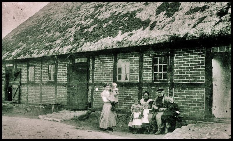 Pedro Meier Stammhaus auf der Insel Rügen im Ort Güstin bei Bergen 1917, Geburtshaus von Pedro Meiers Grossmutter Karoline Auguste Johanna Kasten (1875-1951 – gestorben in Niederbipp BE 1951), Schäferstochter, Mecklenburg-Vorpommern, Preussen, Pedro Meier Stammbaum, Familiengeschichte – www.literaturport.de/lexikon/pedro-meier/ *
https://de.wikipedia.org/wiki/Pedro_Meier – Wikipedia
*