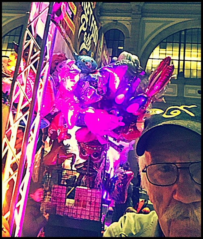 Pedro Meier Unterwegs in der Bahnhofshalle Zürich HB, Food Festival, mehrfarbige Luftballons: Delfine, Heuschrecken, Einhörner, Schmetterlinge, Libellen, Krokodile, Der Reisende und die Metamorphose in seinem Element, untermalt mit wilder Musik, 2025 – www.literaturport.de/lexikon/pedro-meier/ *
https://de.wikipedia.org/wiki/Pedro_Meier – Wikipedia
*