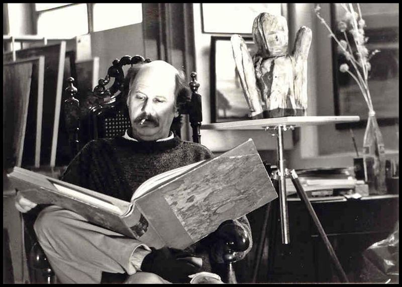 Pedro Meier Bibliothek mit Foliant Atlas Sternkarten Himmelskarten, rechts Holzskulptur vom Apfelbaum, Atelier Alte Gerberei Aarburg 1998 Foto Bildarchiv Pedro Meier, Buchantiquar, Schriftsteller, Multimedia Künstler, Antiquar Antiquariat, Gesamtkunstwerk – www.literaturport.de/lexikon/pedro-meier/ *
https://de.wikipedia.org/wiki/Pedro_Meier – Wikipedia
*