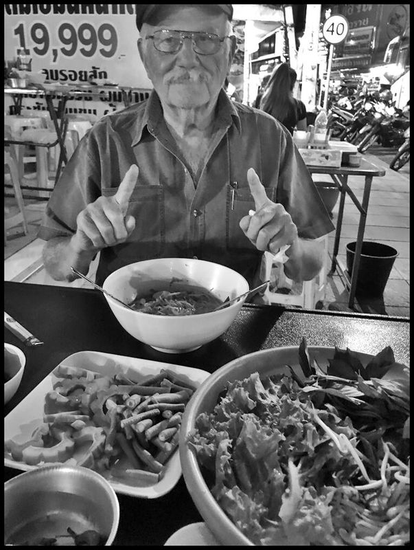 Pedro Meier, Garküche, Strassenküche, Street Food, Nudelsuppe Krebse Gemüse Reis, Vor dem Motiv, True Crime Recherche, Ermittlungen Schauplatz, Krimi Idee, Dschungelatelier Pedro Meier Thailand 2023, Golf von Siam, Haiku, Zen-Buddhismusm, Gesamtkunstwerk – www.literaturport.de/lexikon/pedro-meier/ *
https://de.wikipedia.org/wiki/Pedro_Meier – Wikipedia
*