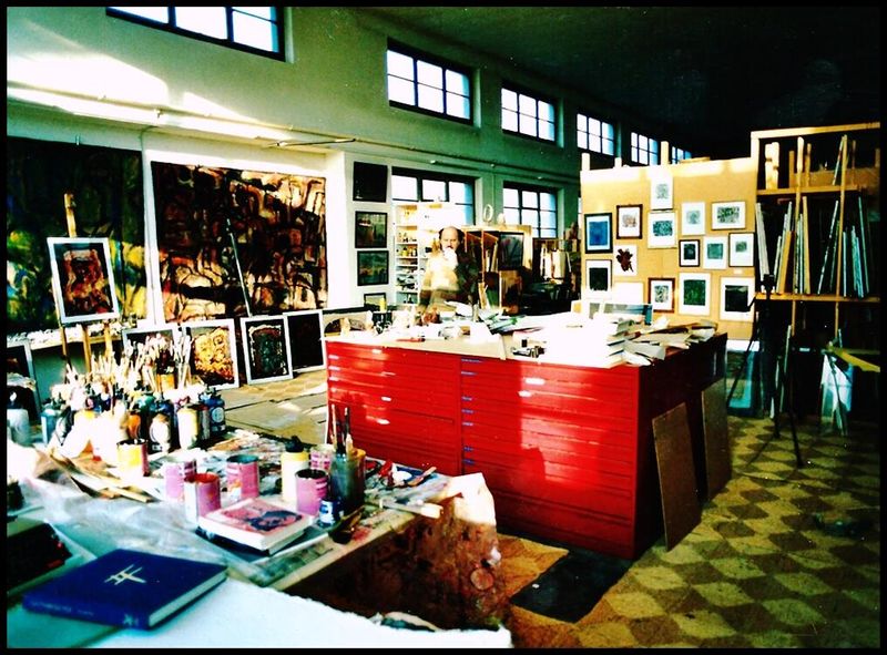 Pedro Meier, Atelier Aarburg Alte Gerberei, Atelierimpressionen 1999, Atelierfläche 265 m², Höhe 5.10 m, direkt an der Aare, Bilder und Bibliothek mit Kanonenofen, Lyrische Abstraktion Expressionismus, Pedro Meier, Lyriker, Haiku, Multimedia Künstler – www.literaturport.de/lexikon/pedro-meier/ *
https://de.wikipedia.org/wiki/Pedro_Meier – Wikipedia
*