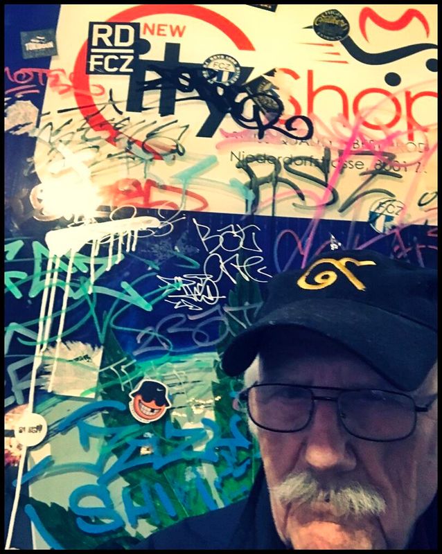 Pedro Meier Unterwegs zur Krimilesung Pestalozzi-Bibliothek, Krimi-Syndikat 8.12.2025, Graffiti, Niederdorf Zürich, Haifischbar Mühlegasse, Kino Radium, Motivsuche True Crime, Selbstporträt Pedro Meier Lyriker Haiku Schriftsteller, Chronik des Augenblicks – www.literaturport.de/lexikon/pedro-meier/ *
https://de.wikipedia.org/wiki/Pedro_Meier – Wikipedia