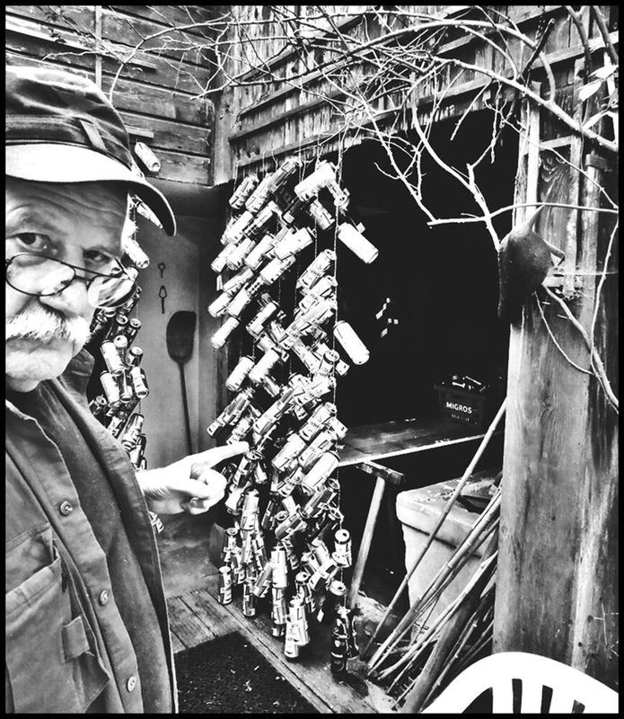 Pedro Meier, Windorgel, Klang-Installation, Sound-Performance, Haiku-Skulptur, Musik im Dialog, Land Art, Zen-Garten, Minimal Art Musik, Paraphrase und Hommage an John Cage, (Material; Aludosen, Schnüre, Wind,), 2016 Pedro Meier Atelierhaus Niederbipp – www.literaturport.de/lexikon/pedro-meier/ *
https://de.wikipedia.org/wiki/Pedro_Meier – Wikipedia
*