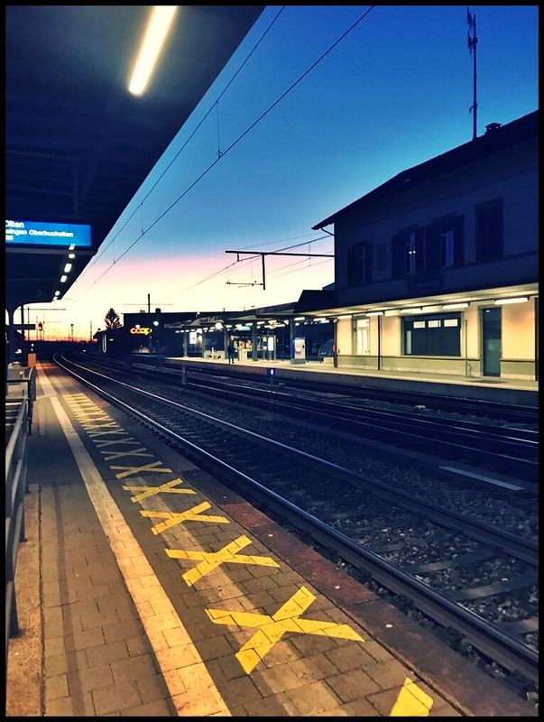 Pedro Meier, Einsamer Bahnsteig Unterwegs ins neue Jahr 2026, Chronik des Augenblicks, Serendipity-Zyklus, Jurasüdfuss Impressionen, Melancholia – markante gelbe XXX Sicherheitsmarkierungen, Foto Pedro Meier Schriftsteller, Lyriker, Multimedia Künstler – www.literaturport.de/lexikon/pedro-meier/ *
https://de.wikipedia.org/wiki/Pedro_Meier – Wikipedia
*