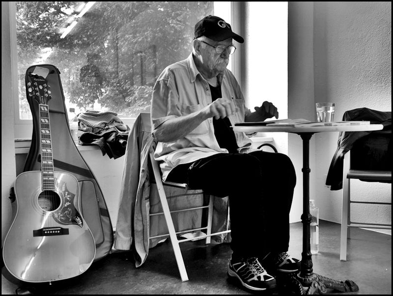 Pedro Meier Lyriklesung, Archiv-Foto zum Jahresanfang 2026, Der Dichter bei seiner Lesung, Haiku, Konkrete Poesie, Visuelle Poesie, Sound Poetry, Kalligramme, Spoken Word, Slam Poetry, Fluxus-Poesie, Digitale Poesie, Cut-up-Poetry, Instapoetry Performance – www.literaturport.de/lexikon/pedro-meier/ *
https://de.wikipedia.org/wiki/Pedro_Meier – Wikipedia
*